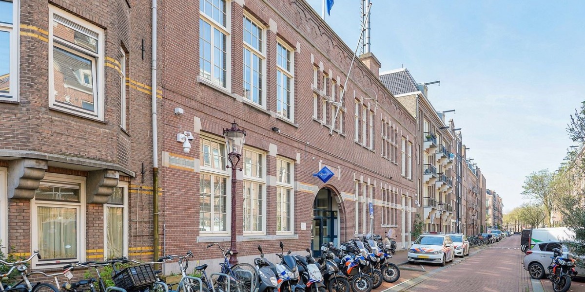 Een zijkant van een gebouw in een straat in de stad