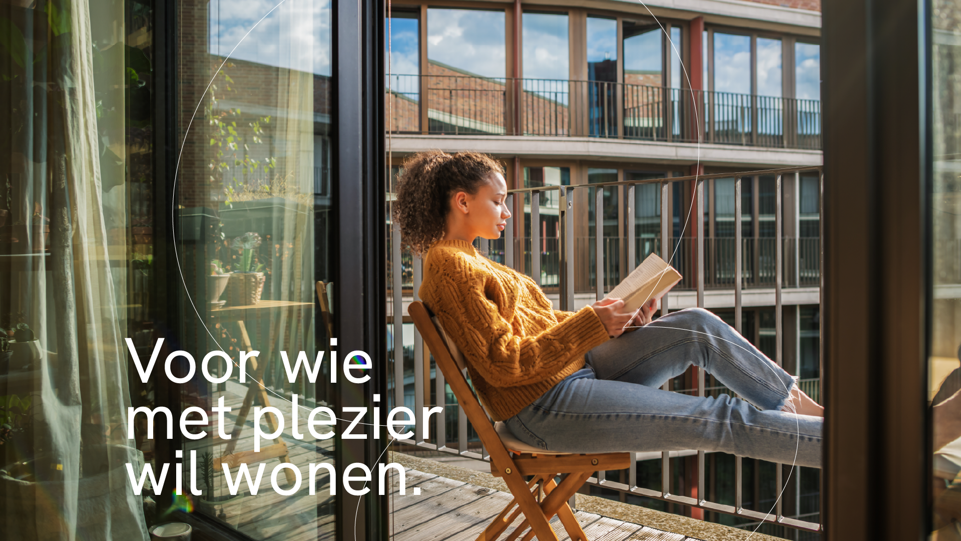 Een vrouw die op het balkon een boek aan het lezen is in de zon