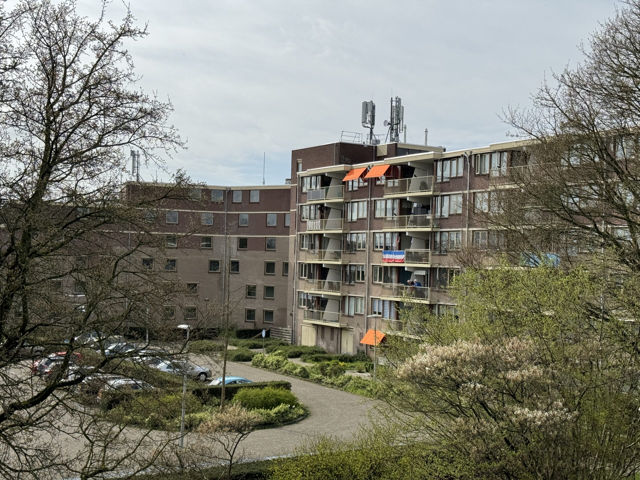 Een appartementen complex in Amsterdam omringd met groen