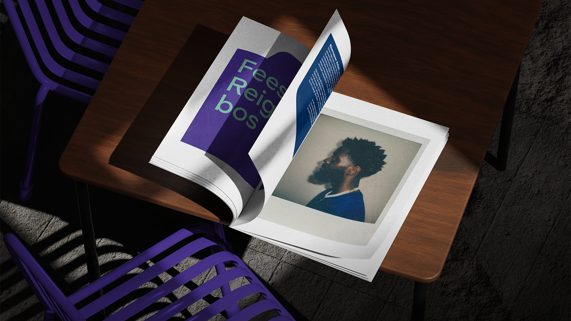 Een boek op een tafel waar iemand doorheen bladert