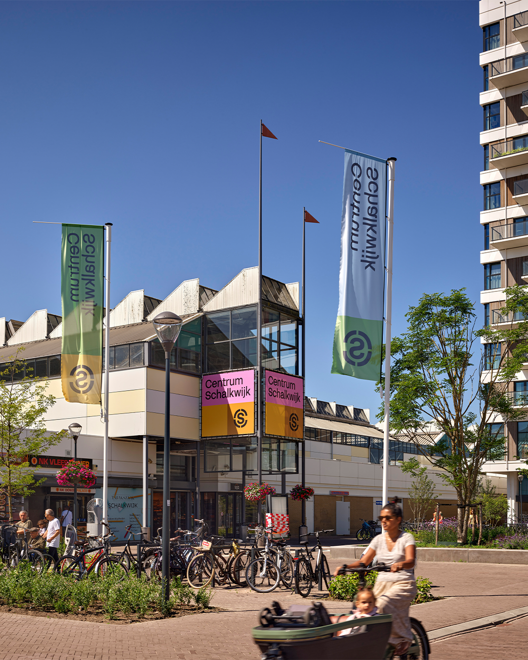 Een welkom bord boven een ingang van een winkelcentrum