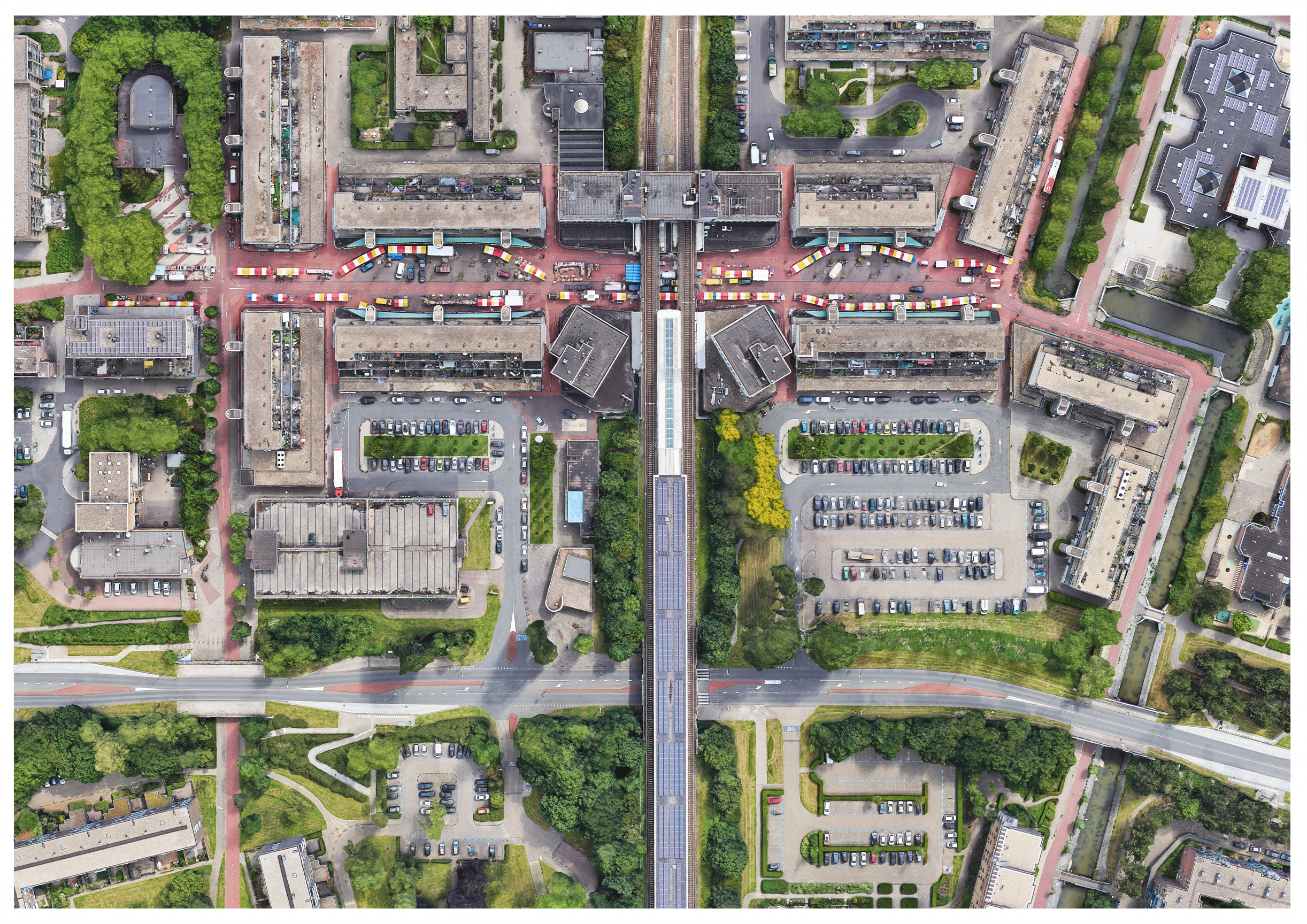 Een appartementen complex in Amsterdam omringd met groen